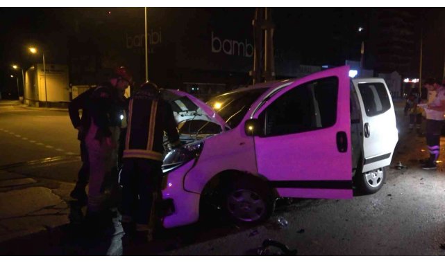 Kontrolden çıkan otomobil refüje çarptı: 1 yaralı