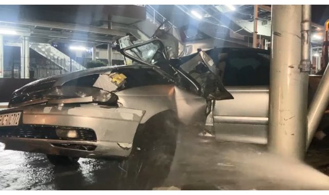 Kontrolünü kaybeden sürücü üst geçidin ayağına çarptı : 1 yaralı