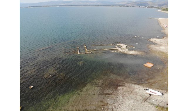 Kuraklık vurdu...2 bin yıllık tarihi bazilika resmen su üzerine çıktı