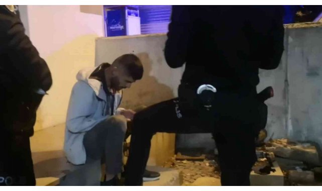Mezarlıkta feci şekilde dövdüler