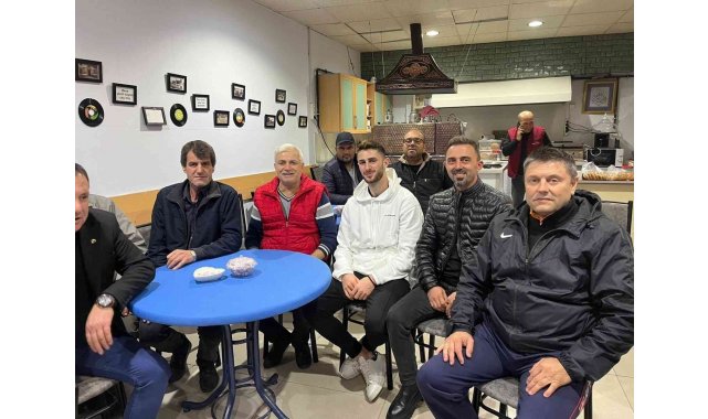 Milli futbolcuyu kahvehanede görenler şaşırdı