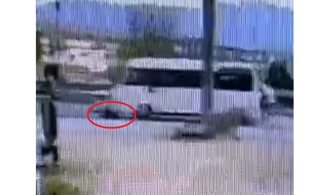 Minibüsün altında metrelerce sürüklenen işçinin ölümü kamerada