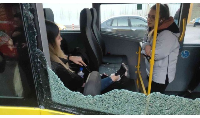 Otobüs camı yüzünde patladı, oturduğu yerden kalkamadı