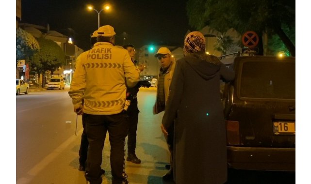 Polisin sürücü ile imtihanı kamerada