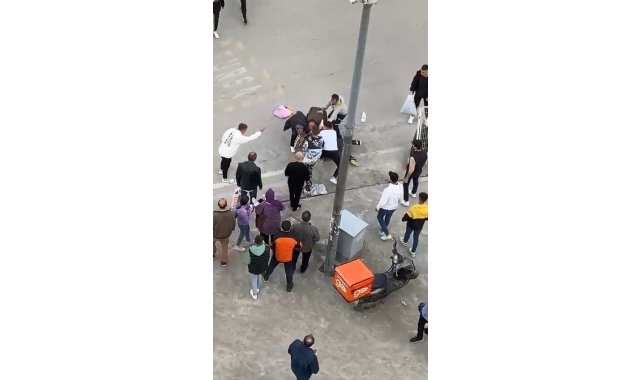 Şehrin merkezinde herkesin gözü önünde defalarca bıçakladı
