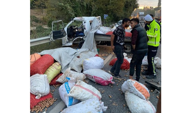 Tır ile ceviz yüklü kamyonet çarpıştı: 3 yaralı