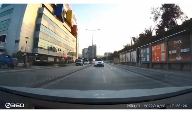 Trafikte bu sürücülerin yaptıkları görenler şaştı kaldı
