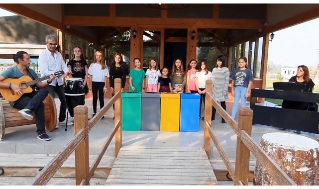 Üstün zekalı çocuklar atıklar için şarkı besteleyip seslendirdi milyonlarca izlendi