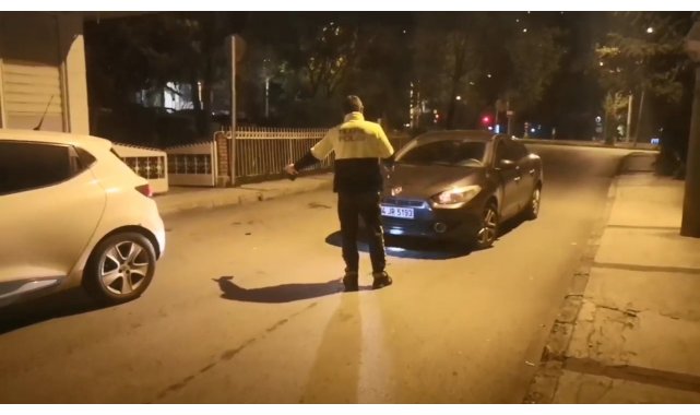 Uygulama noktasında polisi gören sürücü böyle kaçtı