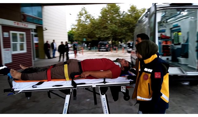 Yağışlı yolda kayan tır yamaca çarptı: 1 yaralı