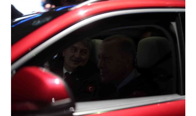Yerli otomobil Togg banttan indi, Cumhurbaşkanı Erdoğan kullandı