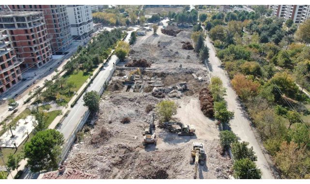 Yıkılan binanın altında kalmaktan son anda kurtuldular
