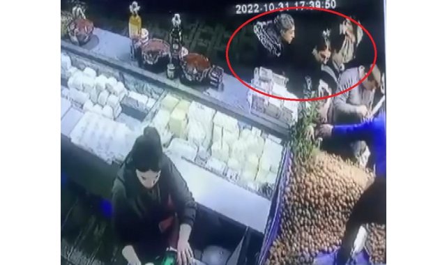 Bebek arabasını kullanarak pazarda hırsızlık yaptılar