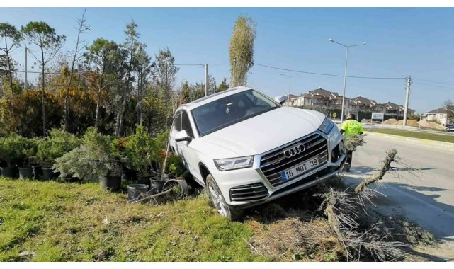 Bisiklete çarpan cip askıda kaldı