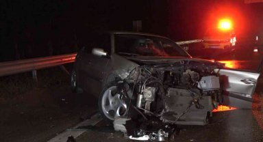 Bursa'da feci trafik kazası! Bariyerlere vuran otomobile arkadan gelen TIR çarptı: 1'i ağır 2 kişi yaralı