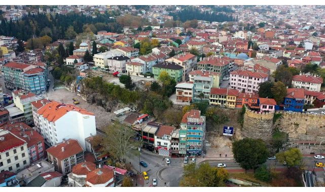 Bursa'da binalar yıkılıyor, tarihi surlar ortaya çıkıyor
