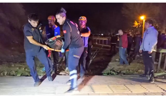Bursa'da trafik kazası! 5 metre yükseklikteki köprüden araçta 1'i ağır 2 kişi yaralandı - Bursa Haberleri