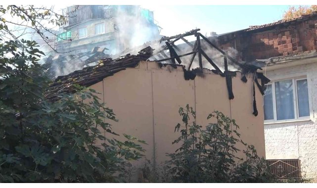 Bursa'da tek katlı ev alev alev yandı