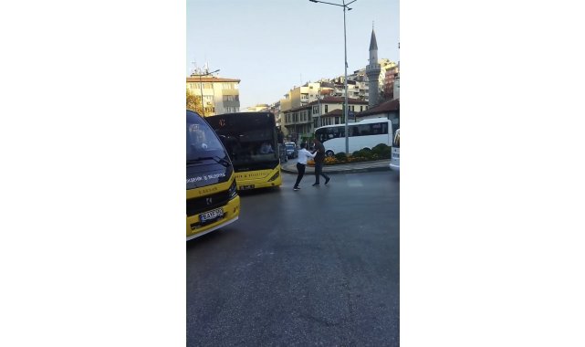 Bursa'da trafikte sinirler gergin...Yol verme yüzünden bıçak çekti