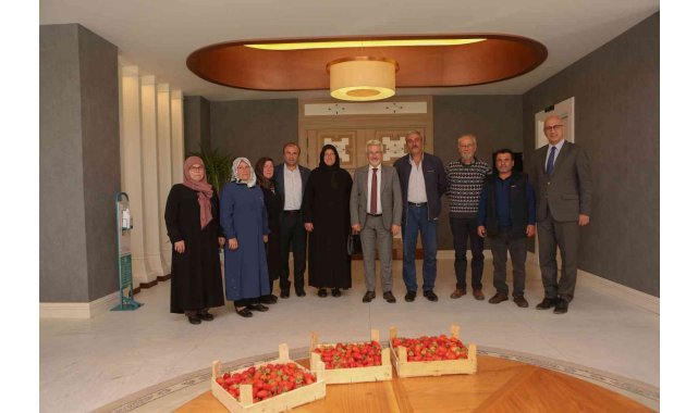 Çilek üreticisi kadınlara Başkan Erdem'den tam destek