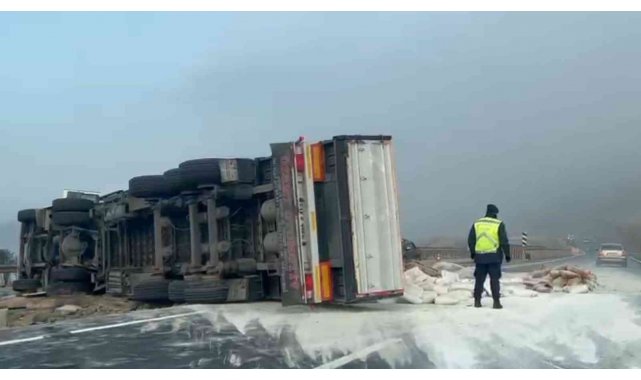 Çimento yüklü TIR devrildi: 1 yaralı