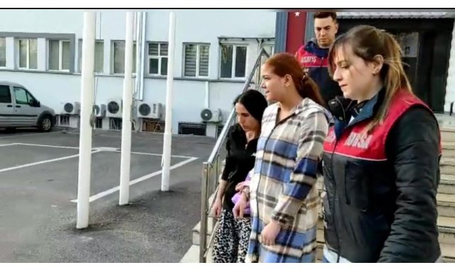 Güneş gözlüklü ve maskeli kadın hırsızlar polisten kaçamadı