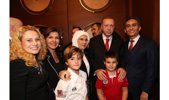 Kupa koleksiyoneri...Satrançta dünyanın şampiyonu oldu, teklif yağıyor