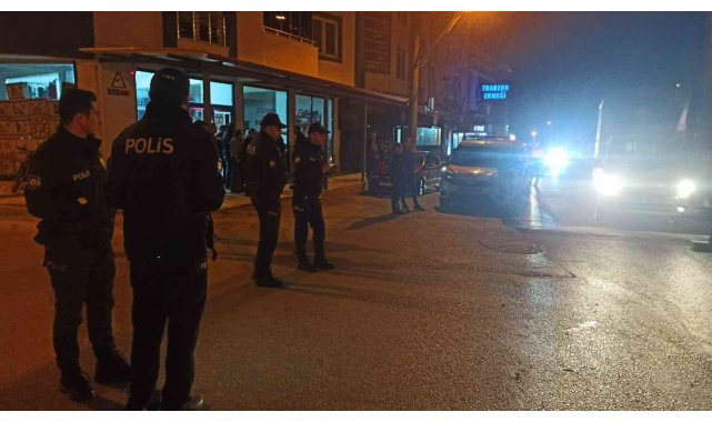 Minibüs çarpan komiser ağır yaralandı