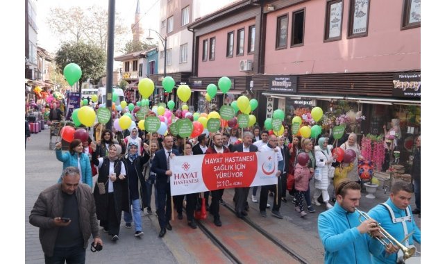 Sağlık çalışanları farkındalık için yürüdü