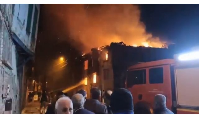 3 katlı metruk binada çıkan yangın geceyi aydınlattı