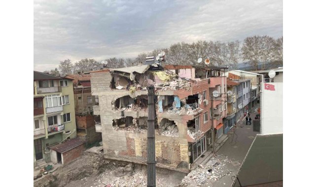 4 katlı bina içindeki eşyalar ile yıkıldı