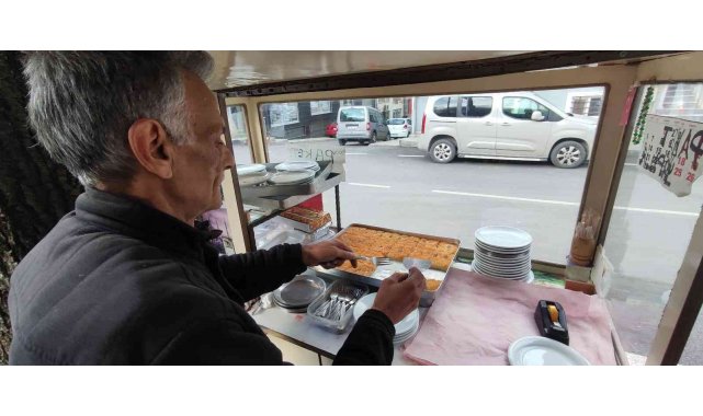 40 yıldır aynı yerde seyyar tezgah açıyor