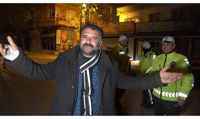 Alkollü arkadaşına ceza yağdı, o ise mini konser verdi