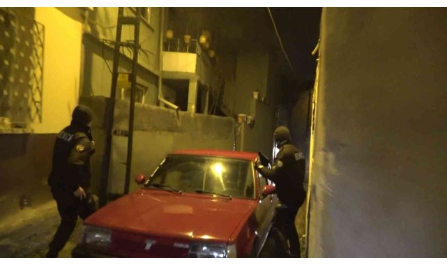 Babasının otomobiliyle kaçarken kaza yaptı, ehliyetsiz yakalandı
