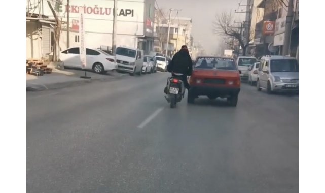 Bozulan otomobili motosiklet ile itti