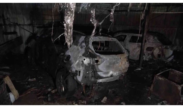 Bursa'da araç bayisinde korkutan yangın: Sıfır araçlar kül oldu