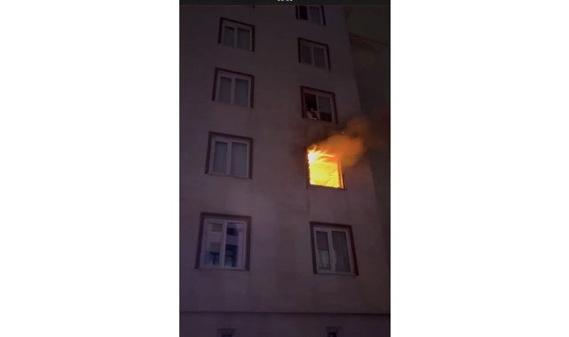 Bursa'da ev alev alev yandı..Komşusu film izler gibi izledi
