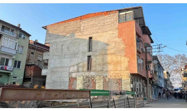 Bursa'da hareketli saatler...Çökme tehlikesi olan 4 katlı bina boşaltıldı