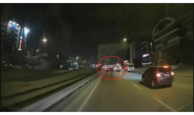 Bursa'da kontrolden çıkan otomobil servise çarptı, o anlar kamerada