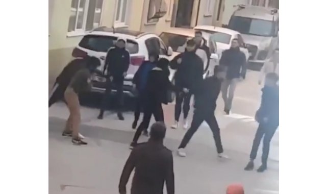 Bursa'da liseli gençlerin kavgası kamerada