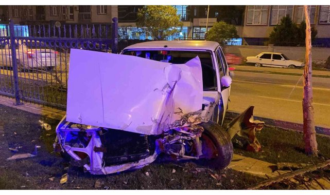 Kontrolden çıkan otomobil orta refüje çıktı: 1 yaralı