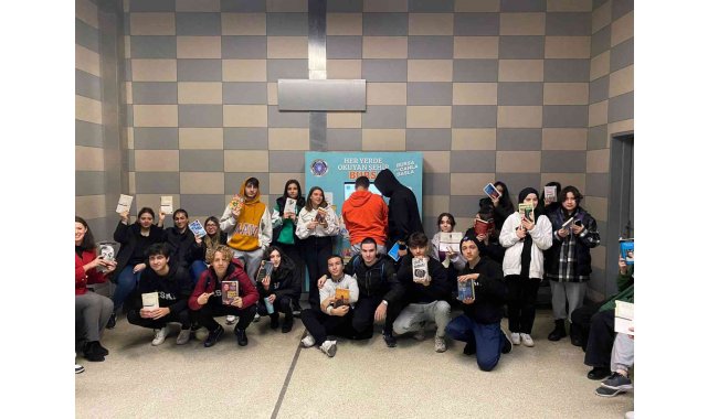 Liseli gençler metroda kitap okuyarak farkındalık oluşturuyor