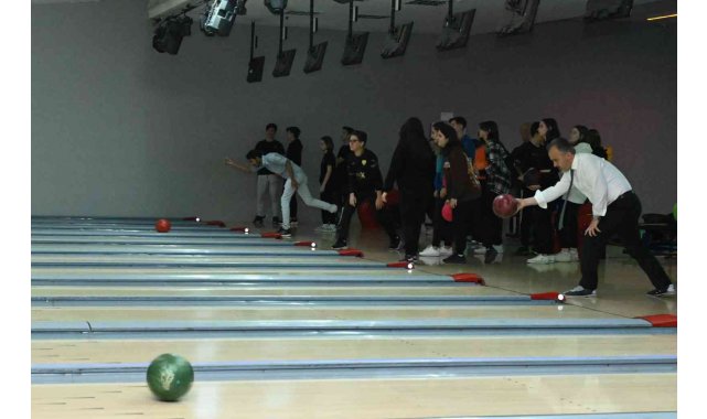 Liseliler bowlingle stres atıyor
