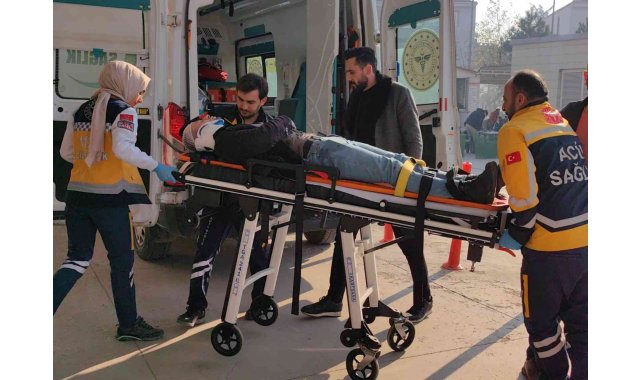 Minibüs otomobile çarptı; 1 yaralı