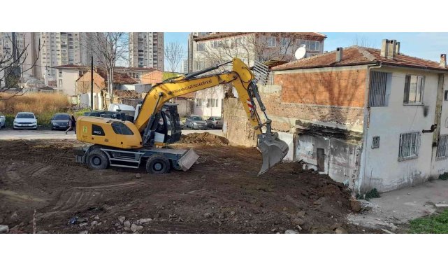 Osmangazi'de bir metruk yapı daha yıkıldı