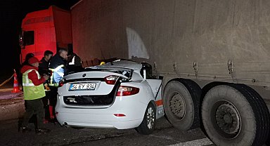 Otomobil acil çıkıştan dönmek isteyen tıra ok gibi saplandı: 1 ölü