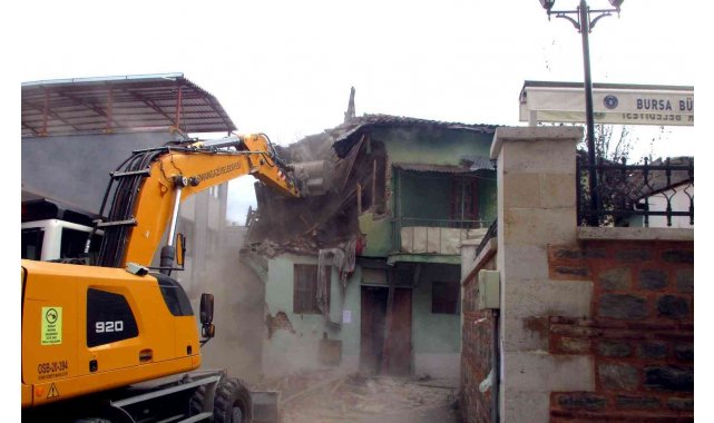 Tehlike saçan metruk binalar yıkılıyor