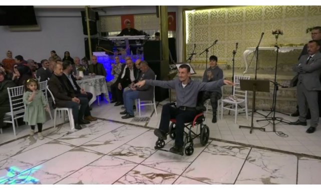 Tekerlekli sandalyede zeybek oynadı, izleyenler hayran kaldı