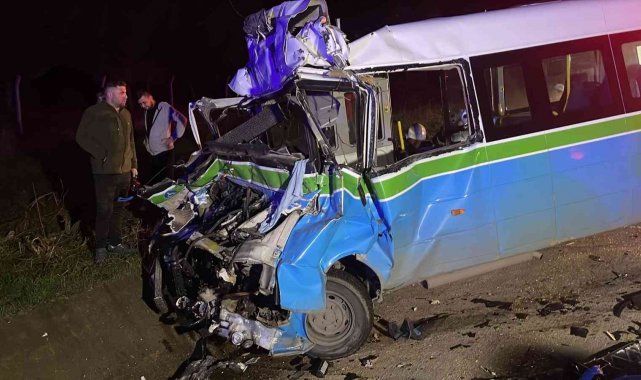 1 Kişinin öldüğü feci kaza kamerada: Minibüs tır arkadan çarptı