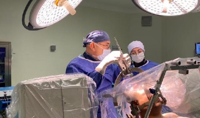 12 yaşında Parkinson'a yakalandı; 21 yıl sonra beyin pili ameliyatı oldu